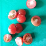 de tomaatjes halveren