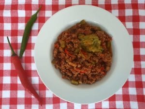 Diep bord met Chili con Carne met salsa