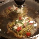 Schep het burrata mengsel bovenop de courgette pannenkoekjes