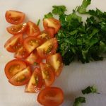 Tomaatjes in vieren snijden