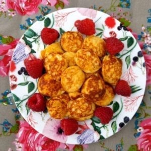 Bord met poffertjes met frambozen