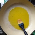Le Creuset pan met olijfolie en kwast