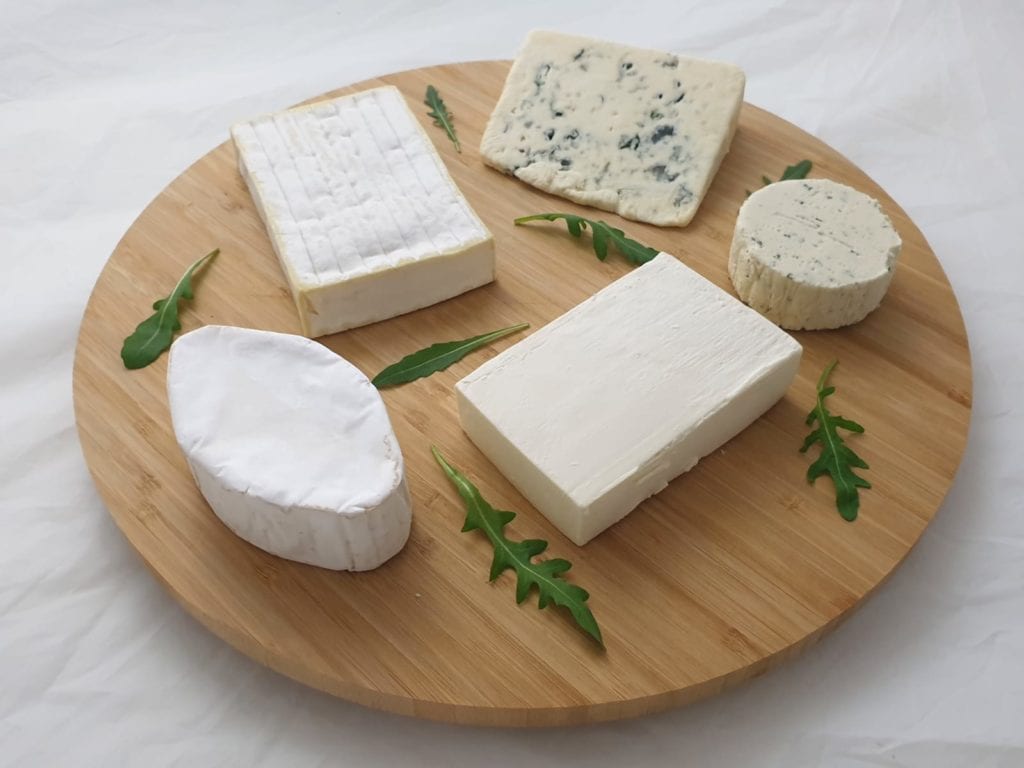 Houten plank met verschillende soorten kaas