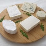 Houten plank met verschillende soorten kaas