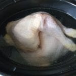 Kippenpoten met water in slowcooker