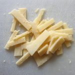snij de plakken parmezaanse kaas in reepjes