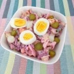 Witte schaal met haringsalade