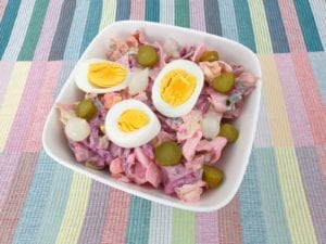 Witte schaal met haringsalade