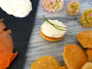 SpeciaalPaasontbijt met keto blini's met roomkaas en gerookte zalm