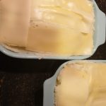Bedek met plakken jonge kaas