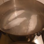 Pocheer de visfilets in een pan met kokend water