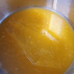 sinaasappelsap met gelatine in een steelpan aan de kook brengen.