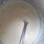 Voeg de fontina aan de saus toe