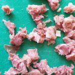 Snij of knip de ham in heel kleine stukjes