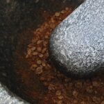 Specerijen met een vijzel fijnmaken