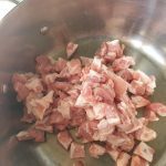 lamsvlees koken in pan met water