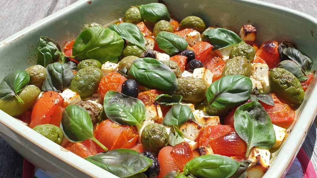 Deze feta-tomatenschotel is een typisch Jamie Oliver gerecht: heel simpel en ontzettend lekker!