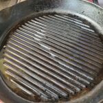 Bak de burgers <span class="wprm-timer" data-seconds="240">4-6 minuten</span> per kant. Zelf vind ik lamsburgers het lekkerst als ze mooi bruin aan de buitenkant maar nog een beetje roze vanbinnen zijn, als je ze liever meer doorgebakken wilt, bak ze dan wat langer.