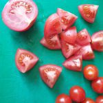 Deze feta-tomatenschotel is lekker als je een combinatie van trostomaten en cherry tomaatjes gebruikt
