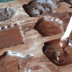 Giet de hete chocola in een siliconen chocolade mal