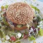 Serveer je broodje lamsburger met de Griekse salade en Tzatziki