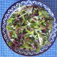 Griekse salade met feta, munt en olijven