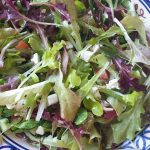 Griekse salade met feta, munt en olijven