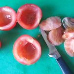 Haal met een theelepeltje de zaadjes uit de tomaat