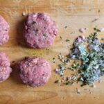 fijngehakte sjalot en platte peterselie