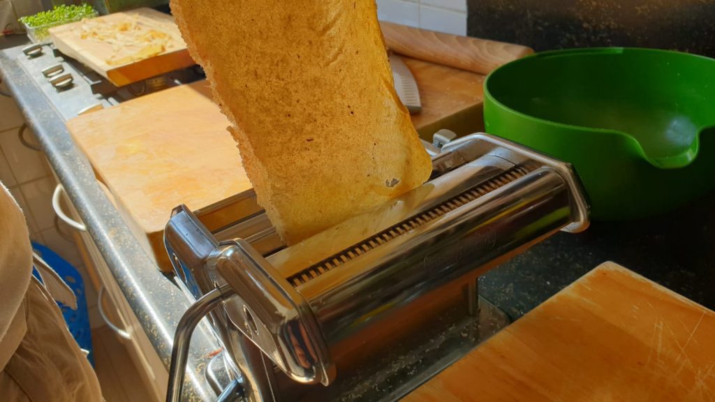 keto pasta met gluten door een pastamachine draaien