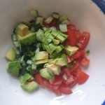 Maak de avocado's schoon en snij in blokjes