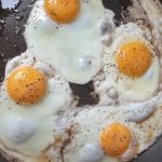 Breek de eieren in de pan