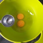 voeg water en een snufje zout aan de eieren toe
