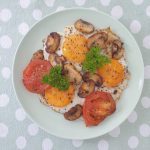 gebakken eieren met tomaat en champignons