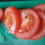 snij de tomaat in plakjes
