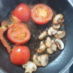 Keer de tomaat en champignons na een aantal minuten voorzichtig om