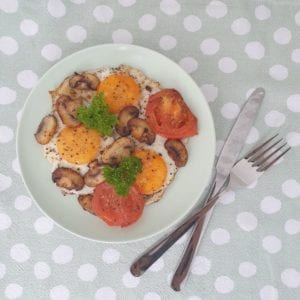 Gebakken eieren met tomaat en champignons