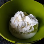 Doe de yoghurt en slagroom in een kom