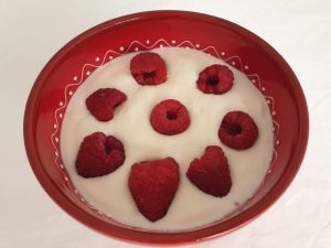 yoghurt met frambozen en slagroom