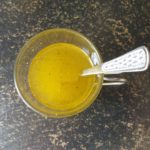 Kopje met olijfolie, citroensap en peper en zout