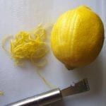 Snijplank met citroen, citroenzest en zesteur