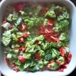 Ovenschaal met broccoli en paprika in gesmolten mascarpone