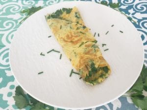 Wit bord met omelet met groene kruiden