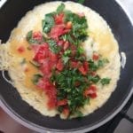 Groente vulling in het midden van de omelet leggen