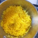 Meng de saffraan goed door de rijst heen