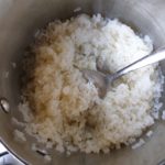 Doe de konjac rijst in de pan met gesmolten boter