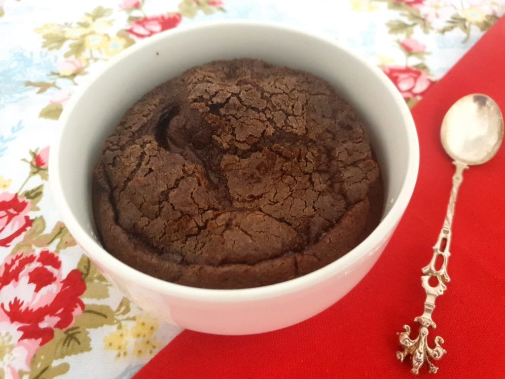 keto lava cake met gesmolten chocola binnenin