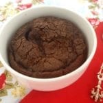 keto lava cake met gesmolten chocola binnenin