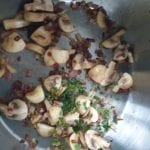 Steelpannetje met stukjes champignon en tijm