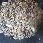 Gebruind gehakt met champignons in braadpan